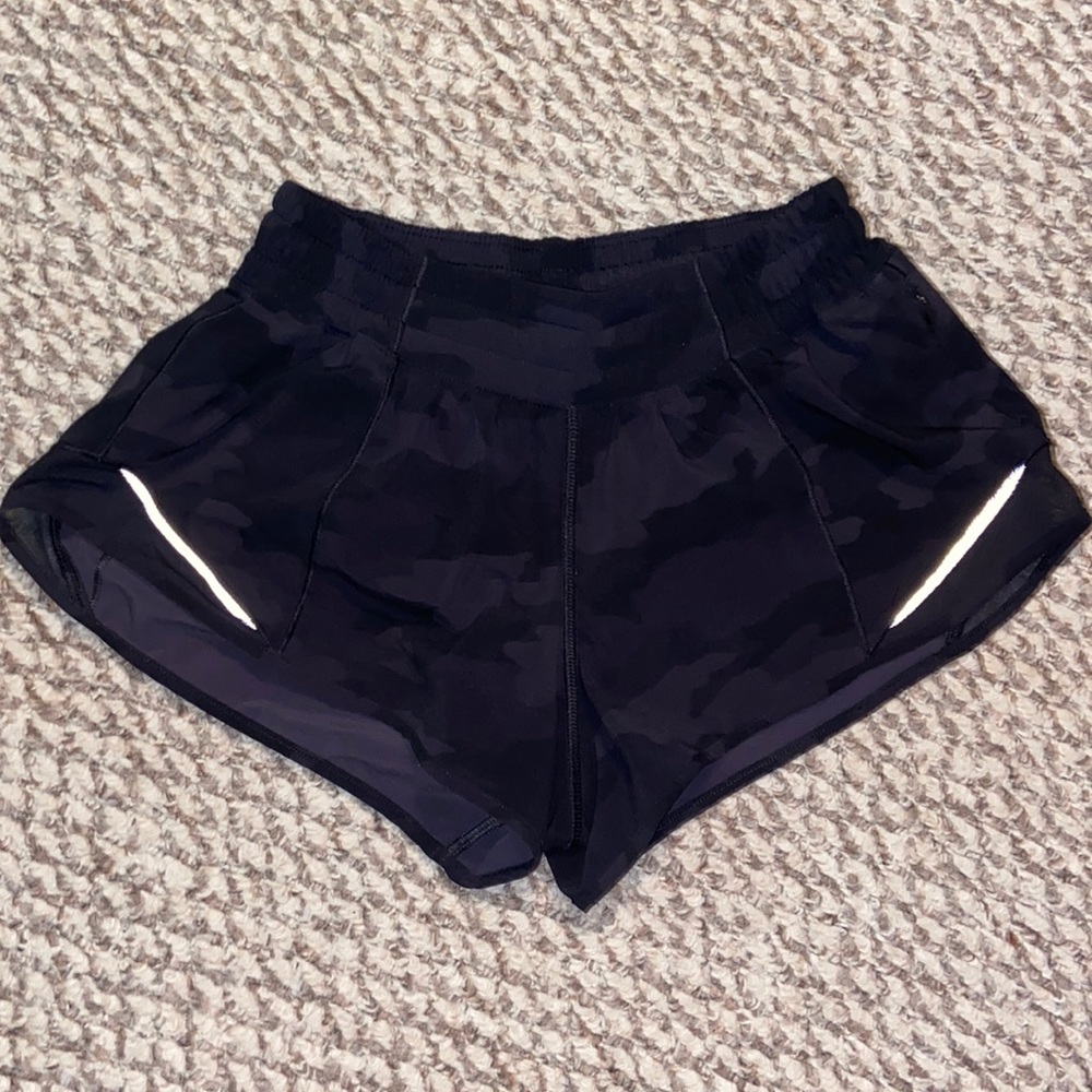 lululemon hotty hot shorts size 4 LR 2.5”